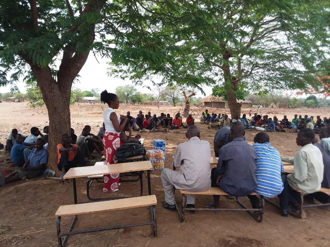 Text Box: 
Chrissy Moyo meets with lead farmers in the Chikwawa district
